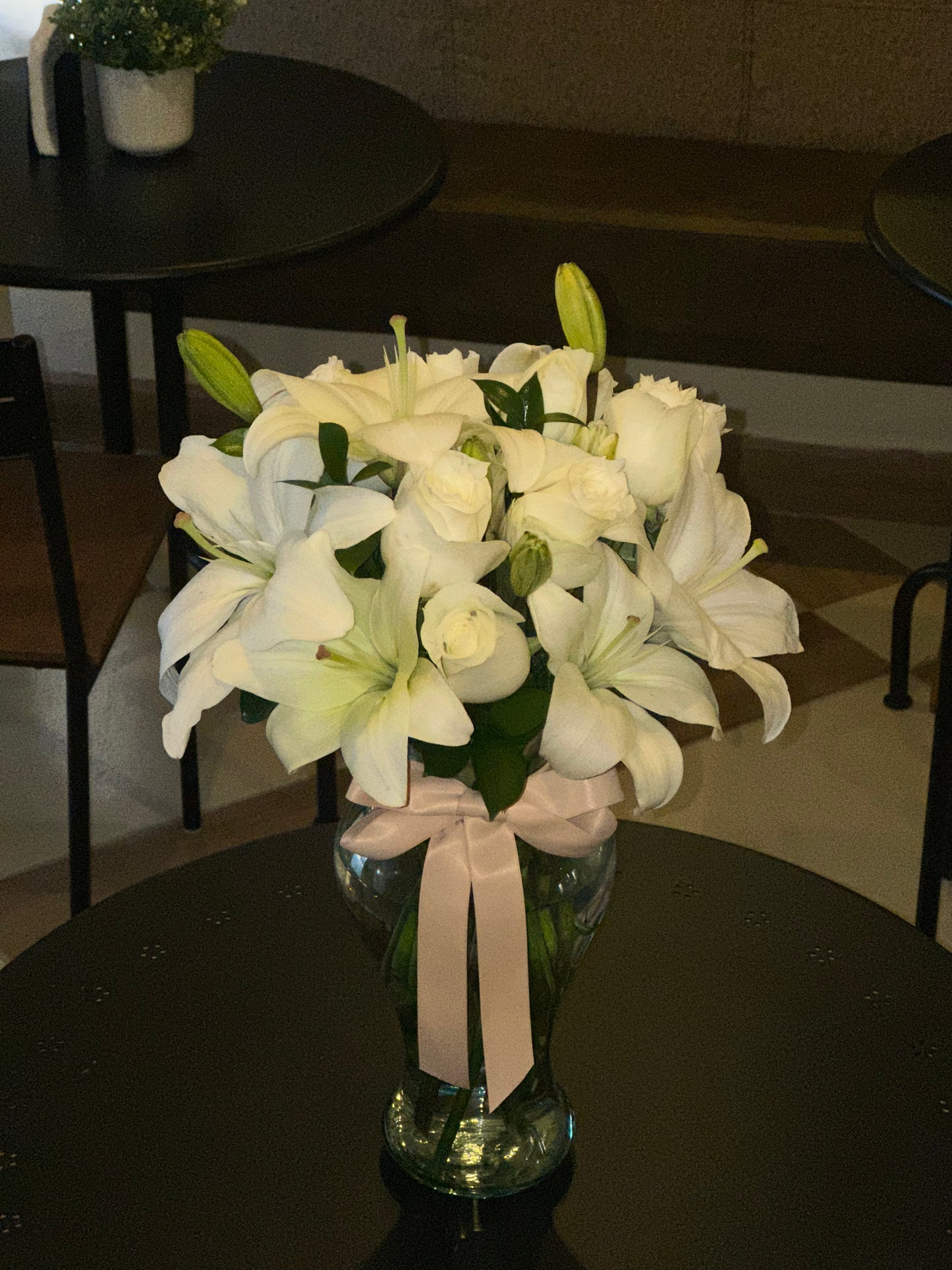 Jarron Lilys & Rosas Blancas