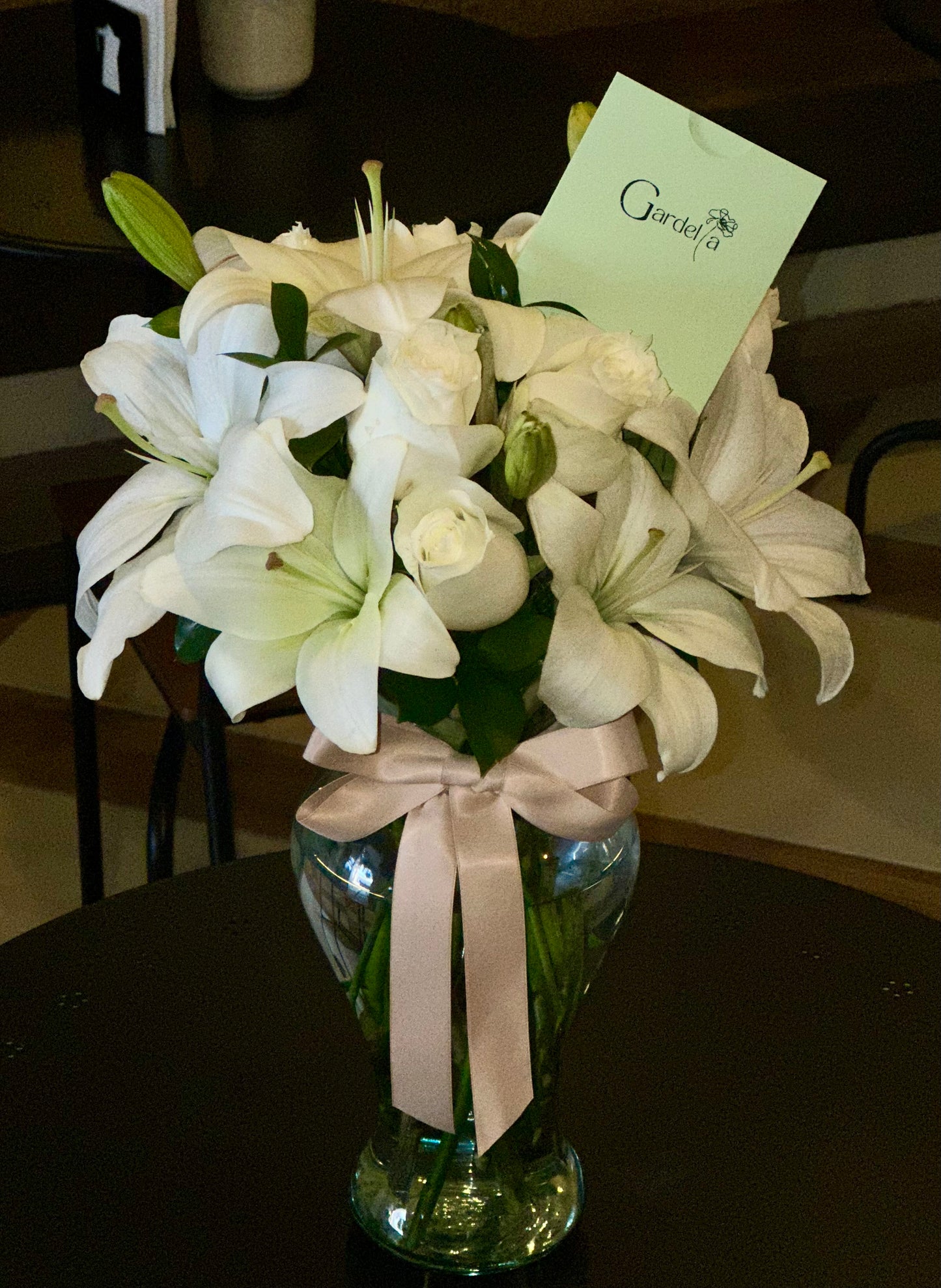 Jarron Lilys & Rosas Blancas