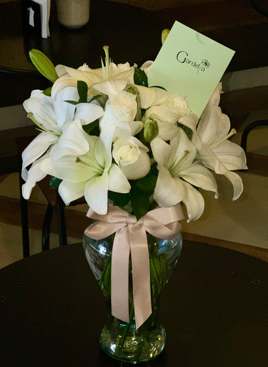 Jarron Lilys & Rosas Blancas