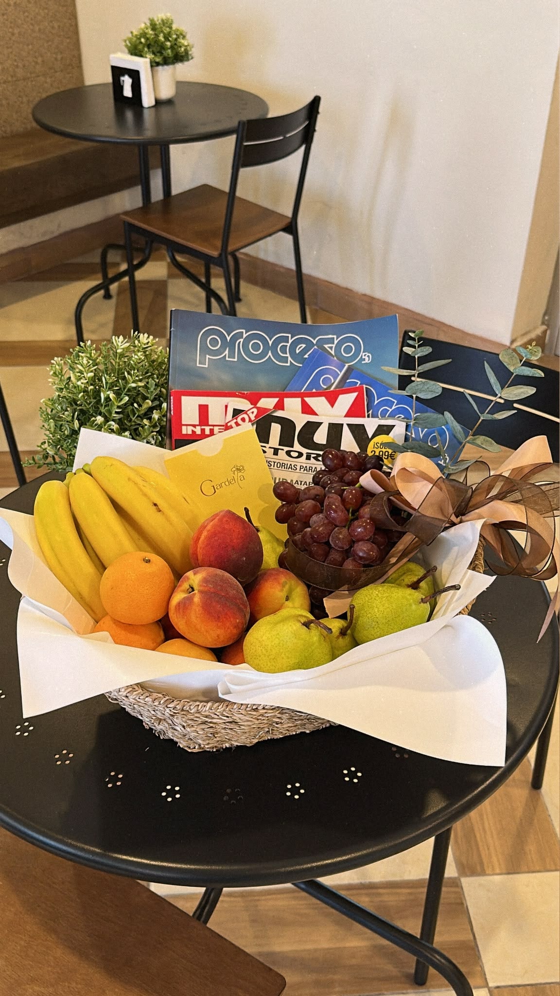 Canasta de Frutas con Revistas